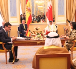 Su Majestad el Rey durante la firma de acuerdos entre el ministro de Industria, Energía y Turismo de España y su homónima de Bahrein